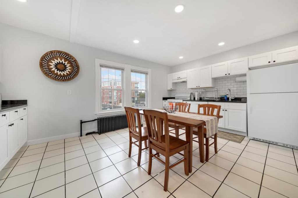 5Br 2Bh Bright & Spacious Apt In Brighton 보스톤 객실 사진